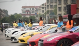 Đại gia mang chục xe sang và dàn chân dài ra … “câu” khách